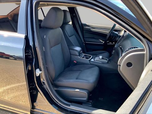 Used 2021 Chrysler 300 Touring w/ Chrome Appearance Package RWD image 9