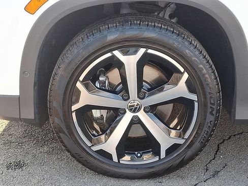 Certified 2025 Volkswagen Tiguan SE w/ Panoramic Sunroof Package image 28