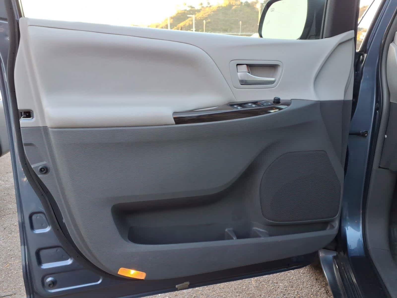 Used 2015 Toyota Sienna XLE w/ XLE Navigation Package FWD image 13