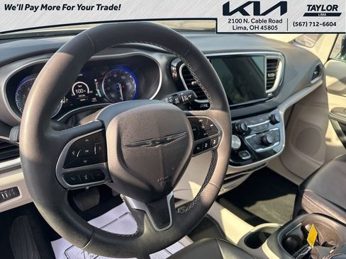 Used 2024 Chrysler Pacifica Touring-L image 15