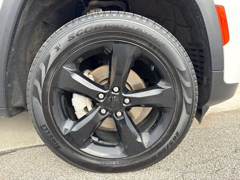 Used 2023 Jeep Grand Cherokee Limited w/ Black Appearance Package AWD/4WD image 39