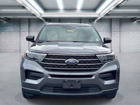 Used 2023 Ford Explorer XLT AWD/4WD image 2