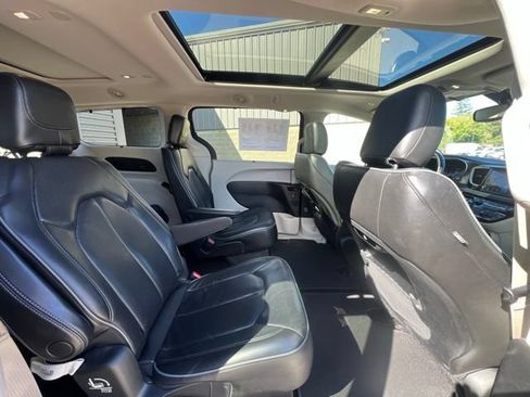 Used 2019 Chrysler Pacifica Limited FWD image 12