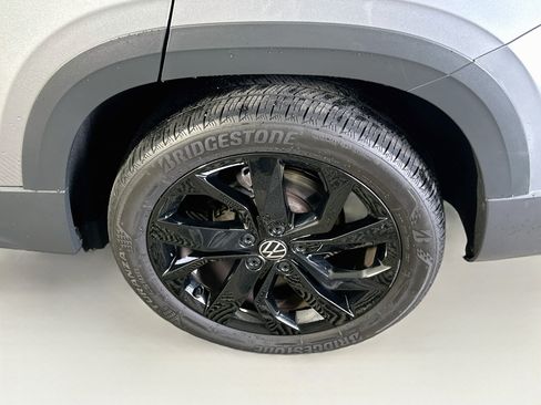Used 2024 Volkswagen Taos SE FWD image 11