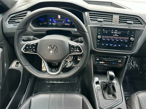 Used 2022 Volkswagen Tiguan SE R-Line image 17