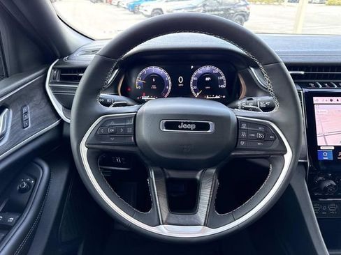 Used 2025 Jeep Grand Cherokee Limited RWD image 14
