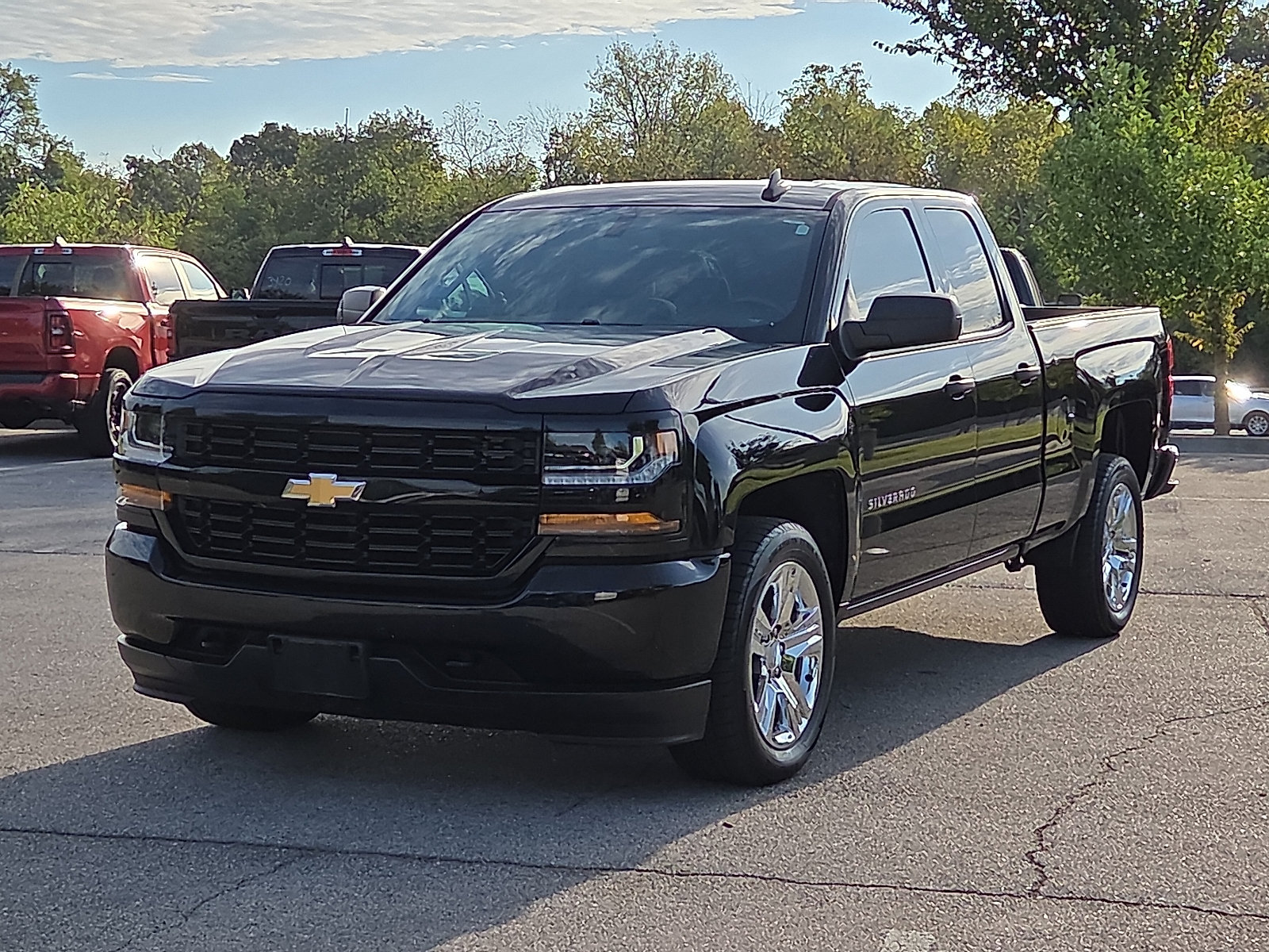 Used 2019 Chevrolet Silverado 1500 Custom w/ Custom Convenience Package RWD image 2