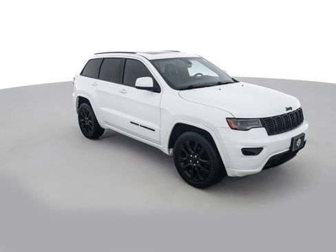 Used 2018 Jeep Grand Cherokee Altitude image 3