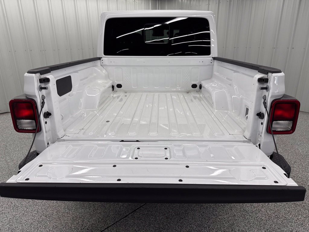 Used 2025 Jeep Gladiator Sport AWD/4WD image 9