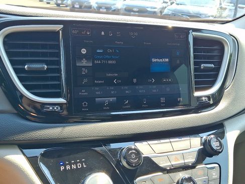 Used 2024 Chrysler Pacifica Touring-L FWD image 14