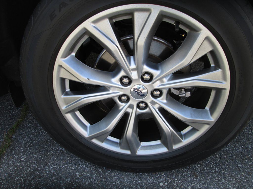 Used 2020 Ford Explorer XLT w/ Equipment Group 202A AWD/4WD image 31