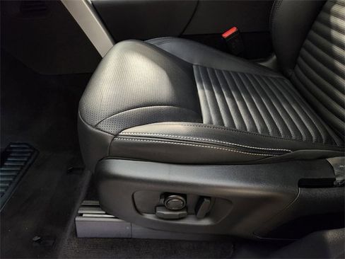 Used 2025 Land Rover Discovery S image 24