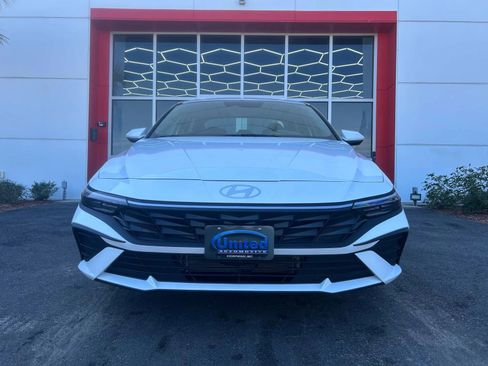 Used 2026 Hyundai Elantra Hybrid image 2