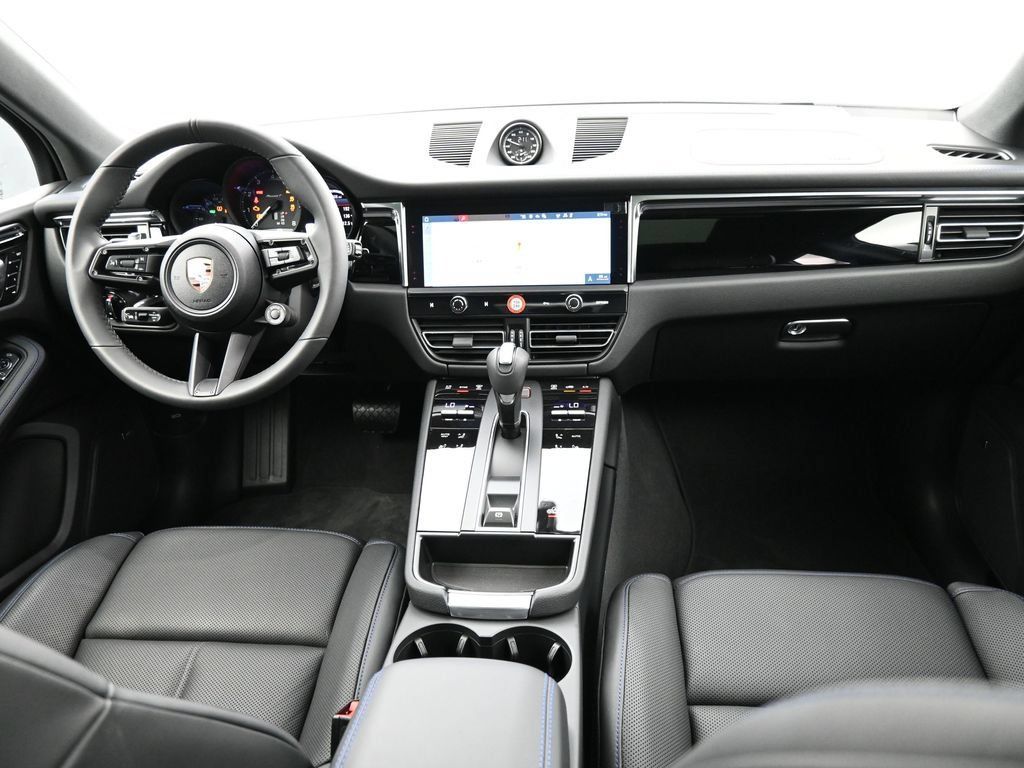 Certified 2025 Porsche Macan AWD/4WD image 24