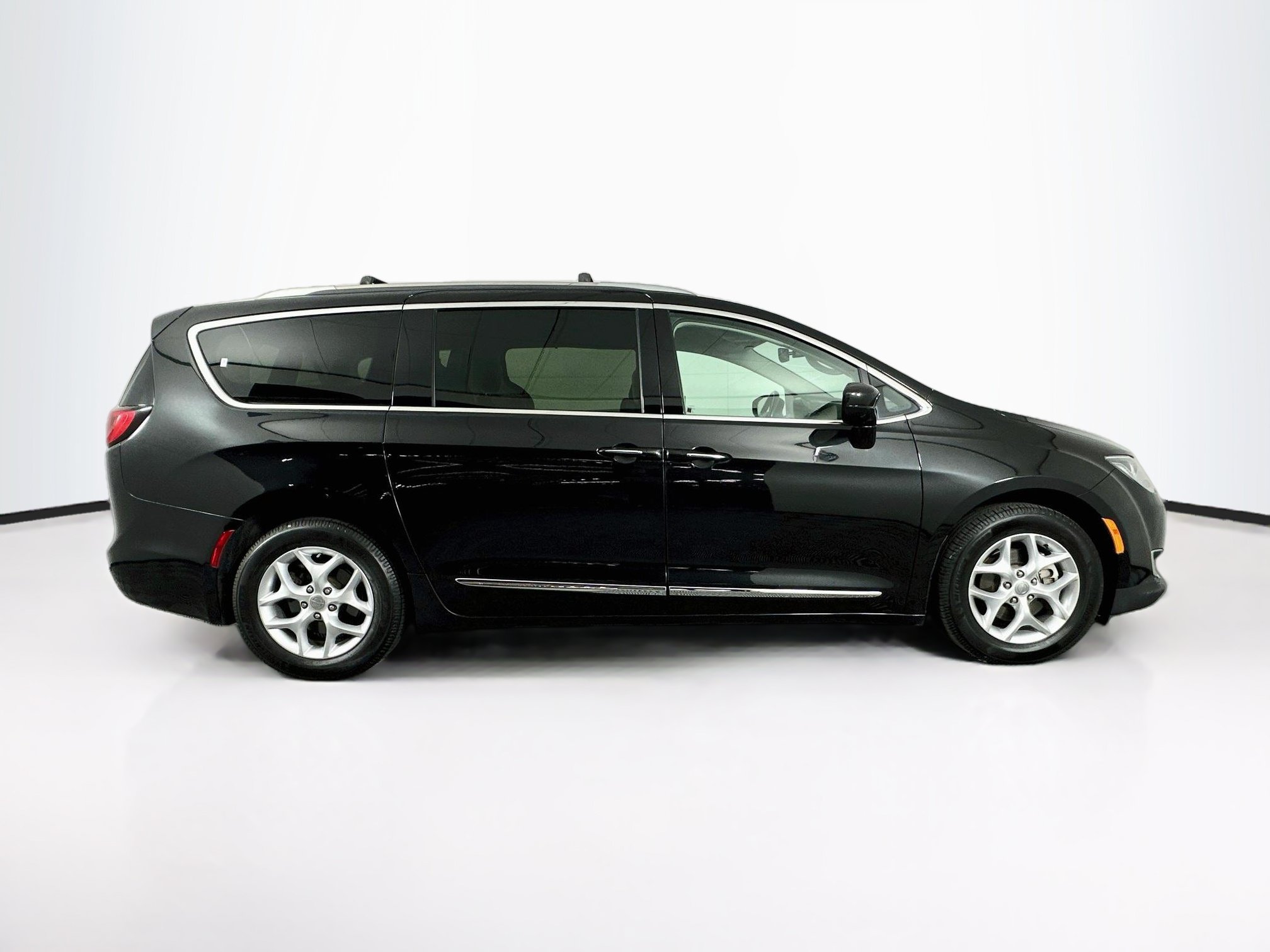 Used 2020 Chrysler Pacifica Touring-L w/ Tire & Wheel Group FWD image 10