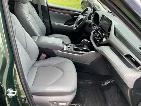 Used 2024 Toyota Highlander Platinum AWD/4WD image 19