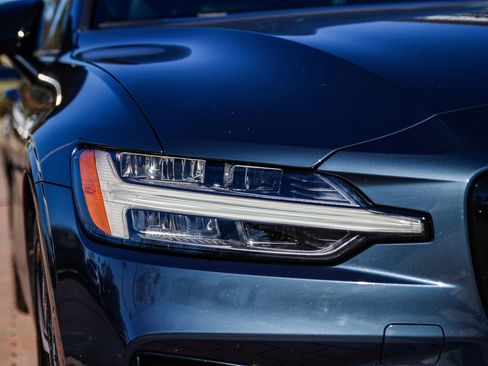 Used 2021 Volvo V60 T6 R-Design w/ Advanced Package image 11