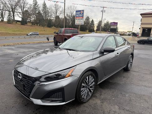 Used 2025 Nissan Altima 2.5 SV image 1