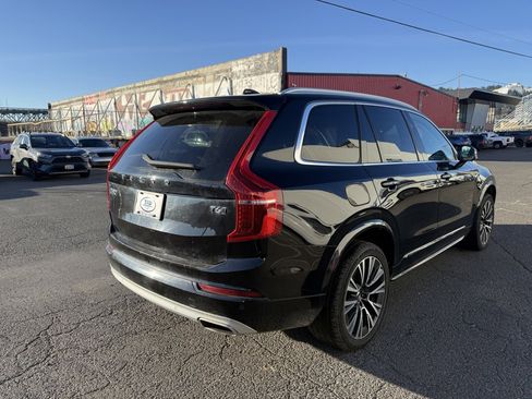 Used 2021 Volvo XC90 T6 Momentum image 3