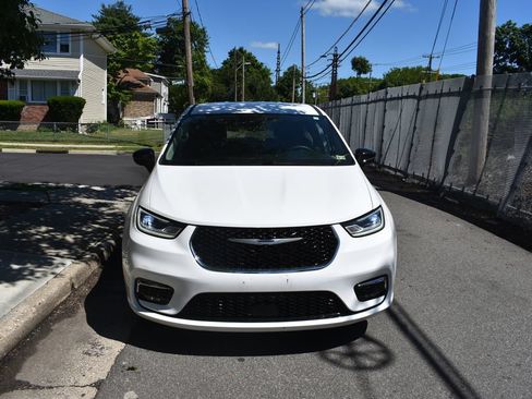Used 2024 Chrysler Pacifica Limited FWD image 3