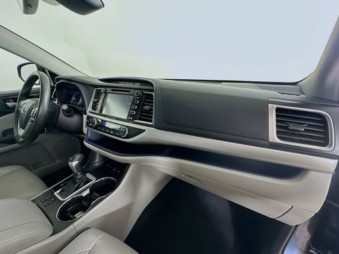 Used 2019 Toyota Highlander XLE AWD/4WD image 45