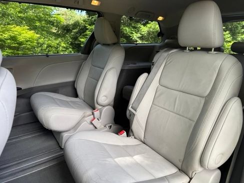 Used 2017 Toyota Sienna XLE Premium FWD image 23