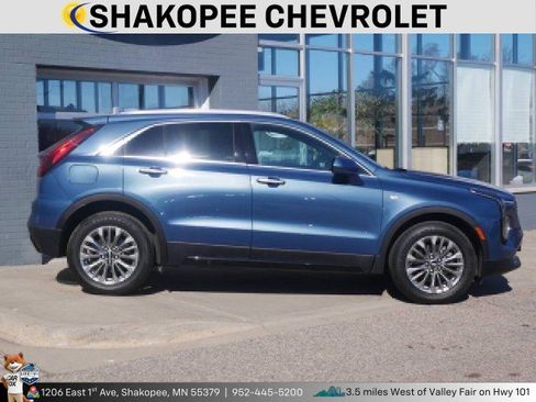 Used 2024 Cadillac XT4 Premium Luxury image 2