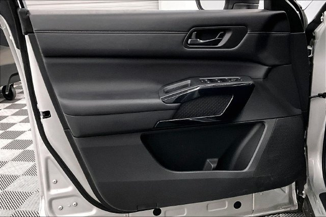 Used 2025 Nissan Pathfinder SV FWD image 19