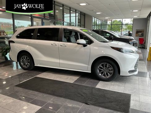 Certified 2025 Toyota Sienna LE FWD image 1