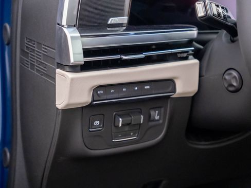 New 2026 Cadillac Escalade Sport w/ LPO, ONYX Package AWD/4WD image 22