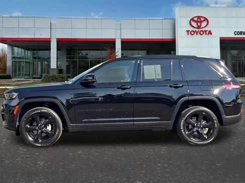 Used 2025 Jeep Grand Cherokee Altitude AWD/4WD image 7