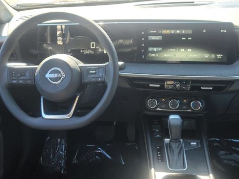 Used 2025 Nissan Kicks SV AWD/4WD image 18