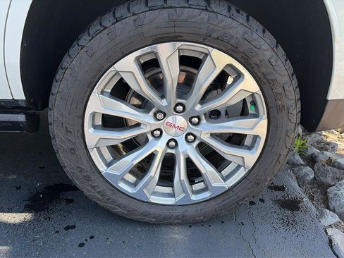 Used 2022 GMC Yukon Denali w/ Advanced Technology Package image 9