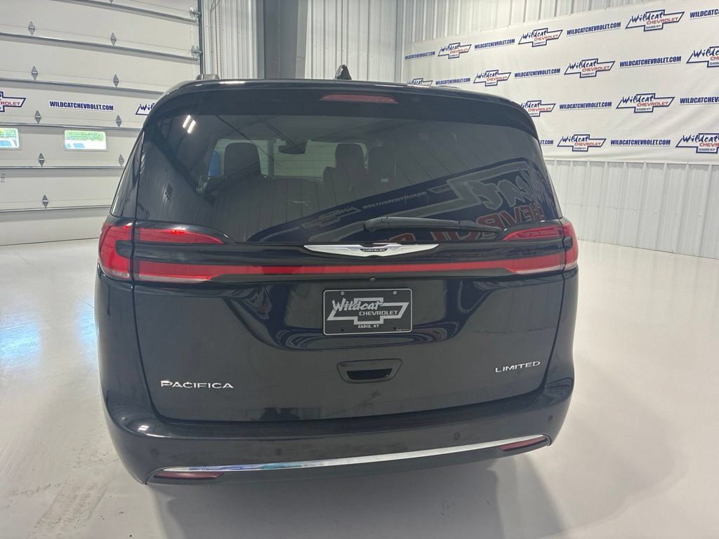 Used 2023 Chrysler Pacifica Limited FWD image 6