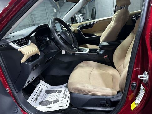 Used 2019 Toyota RAV4 LE FWD image 11