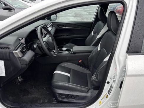 Used 2025 Toyota Camry SE image 4