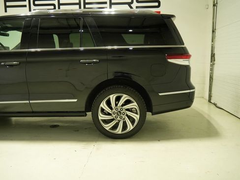 Used 2023 Lincoln Navigator Reserve AWD/4WD image 3