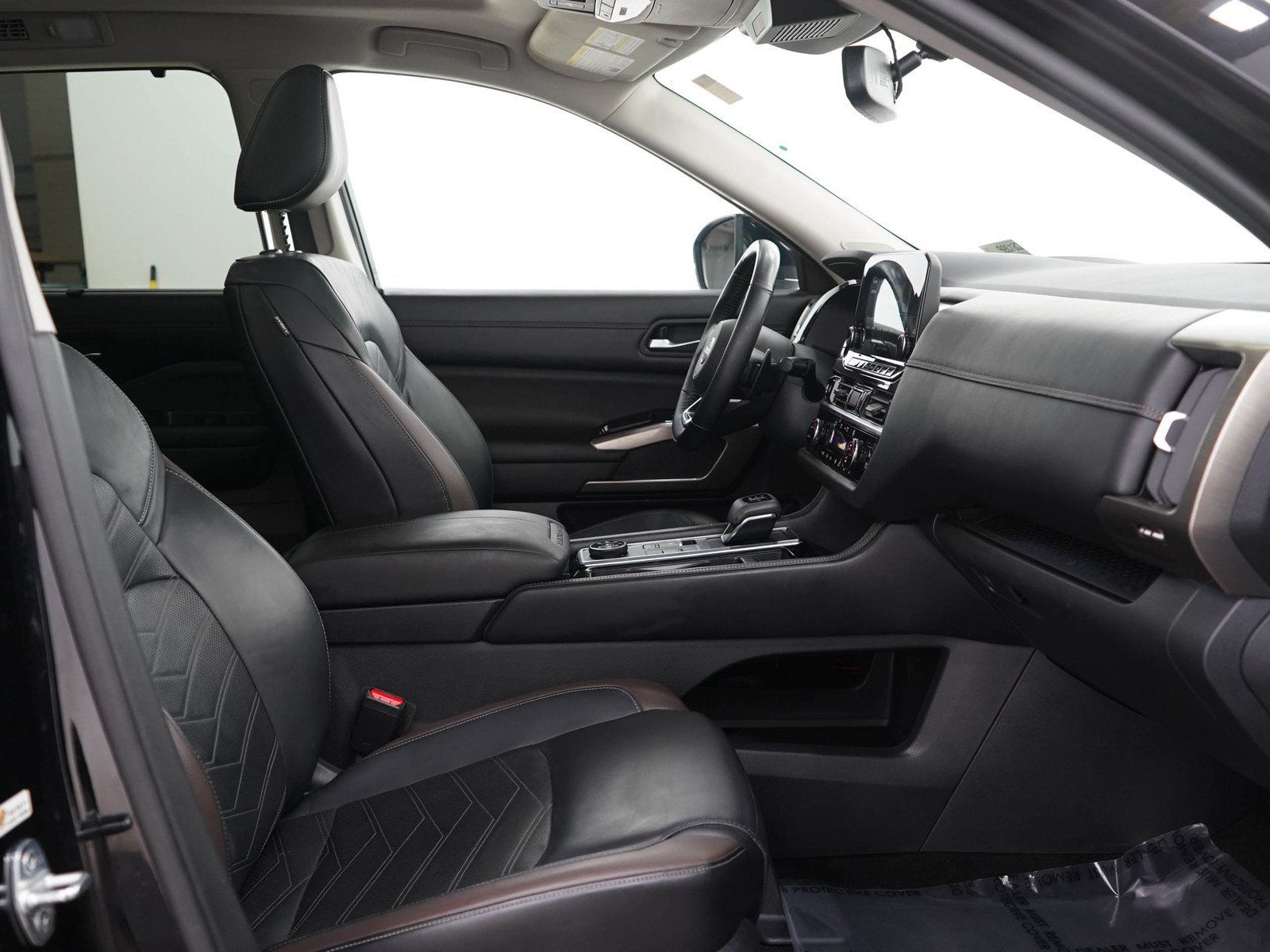 Used 2022 Nissan Pathfinder Platinum AWD/4WD image 11