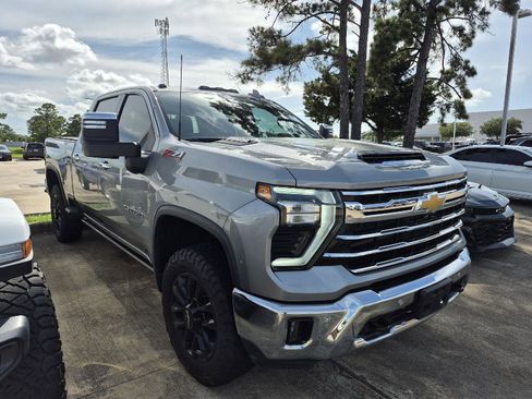 Used 2025 Chevrolet Silverado 2500 LTZ w/ LTZ Convenience Package AWD/4WD image 2