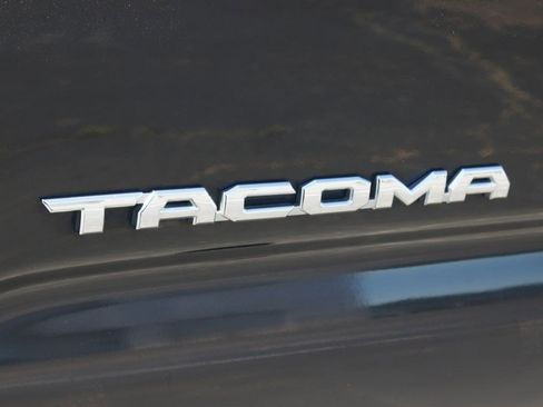 Used 2020 Toyota Tacoma TRD Off-Road w/ Technology Package AWD/4WD image 16