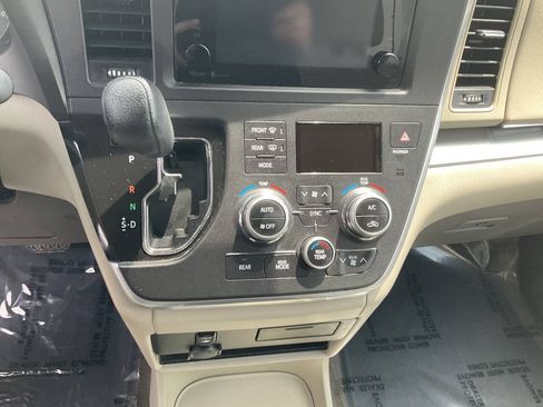 Used 2015 Toyota Sienna LE FWD image 18