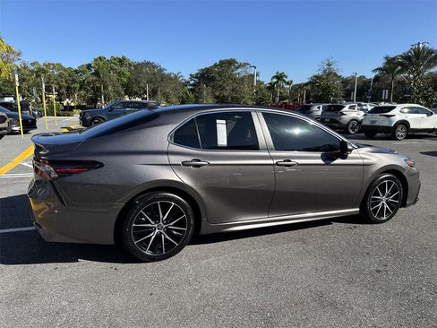 Used 2023 Toyota Camry SE image 5