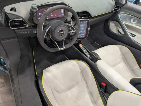 Used 2025 McLaren Artura Spider image 7