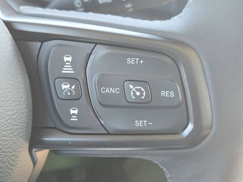 Used 2025 Jeep Wrangler Unlimited Rubicon w/ Technology Group image 32