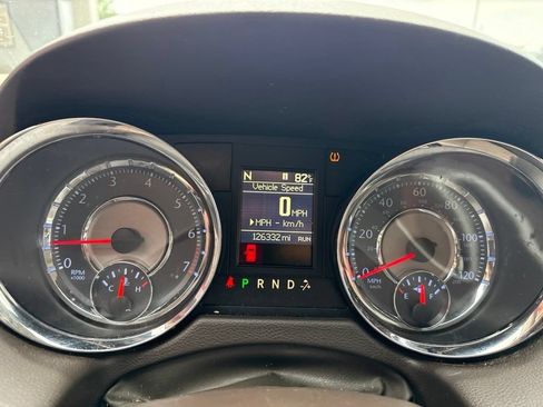 Used 2016 Chrysler Town & Country Touring FWD image 10
