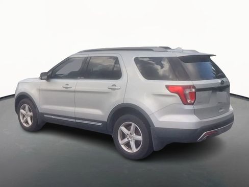 Used 2016 Ford Explorer XLT image 5