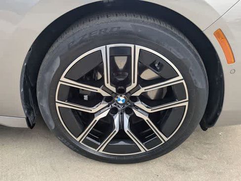 Used 2023 BMW 740i image 14