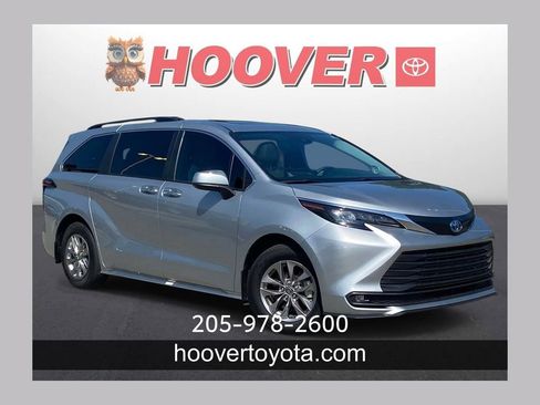 Used 2025 Toyota Sienna XLE w/ XLE Plus Package FWD image 1
