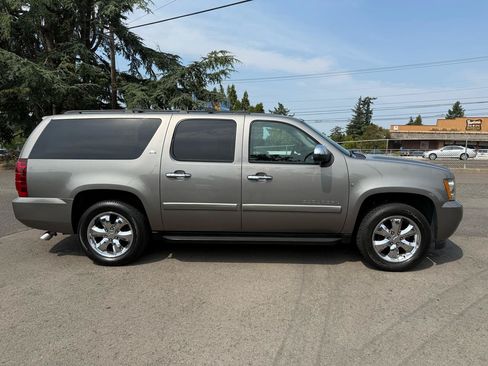 Used 2008 Chevrolet Suburban LTZ w/ LTZ Preferred Equipment Group AWD/4WD image 7