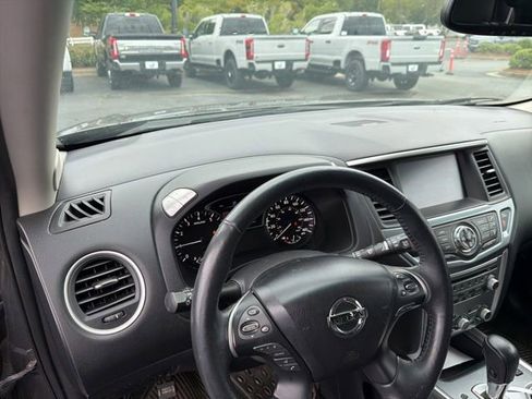 Used 2018 Nissan Pathfinder SL w/ SL Premium Package FWD image 5